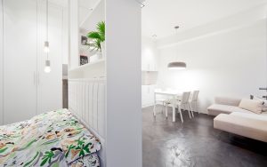 Ristrutturazione di piccolo appartamento nel cuore di Milano, tutto è realizzato con un unico arredo su misura che permette di sfruttare al meglio i piccoli spazi, trasformazione e trasformabilità le parole d'ordine, bianco e rosso, cucina a vista, interior design