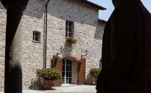 Un maniero privato in pietra del 1400 nei colli piacentini, Antichi mestieri. Cose antiche di grande valore culturale: la pietra, il legno, il lavoro a mano e tanto, tanto tempo per far le cose per bene. L’acqua. Per oltre mezzo millennio tutto il sistema castello – pozzo – fossati – parco ha funzionato come una valle: è restato è asciutto ciò che non doveva bagnarsi e l’acqua raccolta è stata preziosa. Abbiamo ripristinato tutto; compatibile con la moderna piscina nel parco. Dettagli. L’antico è composto da mille dettagli che l’occhio moderno è diseducato a cogliere. La cura restaurativa è fatta da questi dettagli, di cui si coglie l’insieme. Altro che pensare ai figli. Chi fa una casa normale pensa ai figli e forse ai nipoti. Un castello vive oltre: millenni; ma solo se lo si manutiene: esattamente adesso.