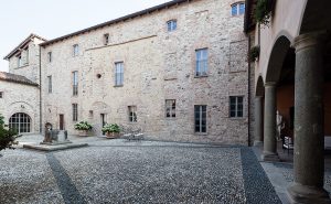Un maniero privato in pietra del 1400 nei colli piacentini, Antichi mestieri. Cose antiche di grande valore culturale: la pietra, il legno, il lavoro a mano e tanto, tanto tempo per far le cose per bene. L’acqua. Per oltre mezzo millennio tutto il sistema castello – pozzo – fossati – parco ha funzionato come una valle: è restato è asciutto ciò che non doveva bagnarsi e l’acqua raccolta è stata preziosa. Abbiamo ripristinato tutto; compatibile con la moderna piscina nel parco. Dettagli. L’antico è composto da mille dettagli che l’occhio moderno è diseducato a cogliere. La cura restaurativa è fatta da questi dettagli, di cui si coglie l’insieme. Altro che pensare ai figli. Chi fa una casa normale pensa ai figli e forse ai nipoti. Un castello vive oltre: millenni; ma solo se lo si manutiene: esattamente adesso.