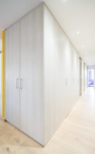 Ristrutturazione, ristrutturare, quadrilocale, interior design, milano, appartamento,Un unico mobile su misura progettato al posto dei muri. Opere murarie. Quasi nessuna, grazie al grande mobile centrale che separa e definisce i diversi spazi. Camera dei cinque bambini. Inizialmente comunicante, con la crescita diventerà separabile grazie ad un diaframma che si può aprire e chiudere. Ogni figlio ha uno spazio personalizzato con colori vivaci. Legno. Laminato di qualità e medium density Cucina. Spazio di incontro e condivisione: tutti in torno al tavolo con una grande panca rossa.