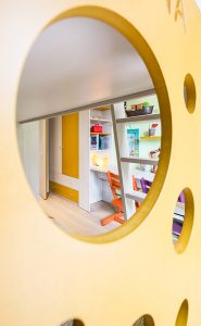 Ristrutturazione, ristrutturare, quadrilocale, interior design, milano, appartamento,Un unico mobile su misura progettato al posto dei muri. Opere murarie. Quasi nessuna, grazie al grande mobile centrale che separa e definisce i diversi spazi. Camera dei cinque bambini. Inizialmente comunicante, con la crescita diventerà separabile grazie ad un diaframma che si può aprire e chiudere. Ogni figlio ha uno spazio personalizzato con colori vivaci. Legno. Laminato di qualità e medium density Cucina. Spazio di incontro e condivisione: tutti in torno al tavolo con una grande panca rossa.