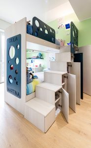 Ristrutturazione, ristrutturare, quadrilocale, interior design, milano, appartamento,Un unico mobile su misura progettato al posto dei muri. Opere murarie. Quasi nessuna, grazie al grande mobile centrale che separa e definisce i diversi spazi. Camera dei cinque bambini. Inizialmente comunicante, con la crescita diventerà separabile grazie ad un diaframma che si può aprire e chiudere. Ogni figlio ha uno spazio personalizzato con colori vivaci. Legno. Laminato di qualità e medium density Cucina. Spazio di incontro e condivisione: tutti in torno al tavolo con una grande panca rossa.