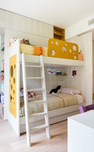 Ristrutturazione, ristrutturare, quadrilocale, interior design, milano, appartamento,Un unico mobile su misura progettato al posto dei muri. Opere murarie. Quasi nessuna, grazie al grande mobile centrale che separa e definisce i diversi spazi. Camera dei cinque bambini. Inizialmente comunicante, con la crescita diventerà separabile grazie ad un diaframma che si può aprire e chiudere. Ogni figlio ha uno spazio personalizzato con colori vivaci. Legno. Laminato di qualità e medium density Cucina. Spazio di incontro e condivisione: tutti in torno al tavolo con una grande panca rossa.
