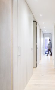 Ristrutturazione, ristrutturare, quadrilocale, interior design, milano, appartamento,Un unico mobile su misura progettato al posto dei muri. Opere murarie. Quasi nessuna, grazie al grande mobile centrale che separa e definisce i diversi spazi. Camera dei cinque bambini. Inizialmente comunicante, con la crescita diventerà separabile grazie ad un diaframma che si può aprire e chiudere. Ogni figlio ha uno spazio personalizzato con colori vivaci. Legno. Laminato di qualità e medium density Cucina. Spazio di incontro e condivisione: tutti in torno al tavolo con una grande panca rossa.