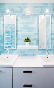 Ristrutturazione, ristrutturare, quadrilocale, interior design, milano, appartamento,Un unico mobile su misura progettato al posto dei muri. Opere murarie. Quasi nessuna, grazie al grande mobile centrale che separa e definisce i diversi spazi. Camera dei cinque bambini. Inizialmente comunicante, con la crescita diventerà separabile grazie ad un diaframma che si può aprire e chiudere. Ogni figlio ha uno spazio personalizzato con colori vivaci. Legno. Laminato di qualità e medium density Cucina. Spazio di incontro e condivisione: tutti in torno al tavolo con una grande panca rossa.
