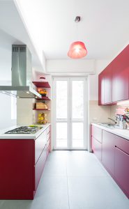 Ristrutturazione, ristrutturare, quadrilocale, interior design, milano, appartamento,Un unico mobile su misura progettato al posto dei muri. Opere murarie. Quasi nessuna, grazie al grande mobile centrale che separa e definisce i diversi spazi. Camera dei cinque bambini. Inizialmente comunicante, con la crescita diventerà separabile grazie ad un diaframma che si può aprire e chiudere. Ogni figlio ha uno spazio personalizzato con colori vivaci. Legno. Laminato di qualità e medium density Cucina. Spazio di incontro e condivisione: tutti in torno al tavolo con una grande panca rossa.