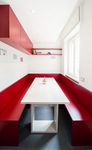 Ristrutturazione, ristrutturare, quadrilocale, interior design, milano, appartamento,Un unico mobile su misura progettato al posto dei muri. Opere murarie. Quasi nessuna, grazie al grande mobile centrale che separa e definisce i diversi spazi. Camera dei cinque bambini. Inizialmente comunicante, con la crescita diventerà separabile grazie ad un diaframma che si può aprire e chiudere. Ogni figlio ha uno spazio personalizzato con colori vivaci. Legno. Laminato di qualità e medium density Cucina. Spazio di incontro e condivisione: tutti in torno al tavolo con una grande panca rossa.