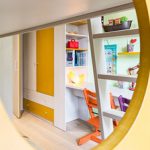Ristrutturazione, ristrutturare, quadrilocale, interior design, milano, appartamento,Un unico mobile su misura progettato al posto dei muri. Opere murarie. Quasi nessuna, grazie al grande mobile centrale che separa e definisce i diversi spazi. Camera dei cinque bambini. Inizialmente comunicante, con la crescita diventerà separabile grazie ad un diaframma che si può aprire e chiudere. Ogni figlio ha uno spazio personalizzato con colori vivaci. Legno. Laminato di qualità e medium density Cucina. Spazio di incontro e condivisione: tutti in torno al tavolo con una grande panca rossa.
