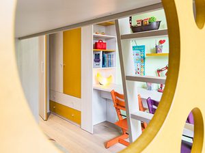 Ristrutturazione, ristrutturare, quadrilocale, interior design, milano, appartamento,Un unico mobile su misura progettato al posto dei muri. Opere murarie. Quasi nessuna, grazie al grande mobile centrale che separa e definisce i diversi spazi. Camera dei cinque bambini. Inizialmente comunicante, con la crescita diventerà separabile grazie ad un diaframma che si può aprire e chiudere. Ogni figlio ha uno spazio personalizzato con colori vivaci. Legno. Laminato di qualità e medium density Cucina. Spazio di incontro e condivisione: tutti in torno al tavolo con una grande panca rossa.