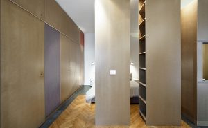 Filosofia Più risparmi sui metri quadri e sui materiali, più ti servono cura e inventiva. Soluzioni Il medium density, materiale duttile e versatile, è usato al posto di qualsiasi lavoro edile. Arredo disegnato e realizzato interamente su misura. Bagno caratterizzato dai colori con piastrelle monocrome. Pavimento preesistente in legno massello a spina di pesce restaurato con resina epossidica. Doccia in acciaio: gioco di linee del piatto a contrasto col cemento nudo a vista.