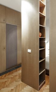 Filosofia Più risparmi sui metri quadri e sui materiali, più ti servono cura e inventiva. Soluzioni Il medium density, materiale duttile e versatile, è usato al posto di qualsiasi lavoro edile. Arredo disegnato e realizzato interamente su misura. Bagno caratterizzato dai colori con piastrelle monocrome. Pavimento preesistente in legno massello a spina di pesce restaurato con resina epossidica. Doccia in acciaio: gioco di linee del piatto a contrasto col cemento nudo a vista.
