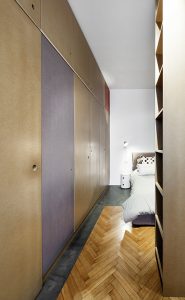 Filosofia Più risparmi sui metri quadri e sui materiali, più ti servono cura e inventiva. Soluzioni Il medium density, materiale duttile e versatile, è usato al posto di qualsiasi lavoro edile. Arredo disegnato e realizzato interamente su misura. Bagno caratterizzato dai colori con piastrelle monocrome. Pavimento preesistente in legno massello a spina di pesce restaurato con resina epossidica. Doccia in acciaio: gioco di linee del piatto a contrasto col cemento nudo a vista.