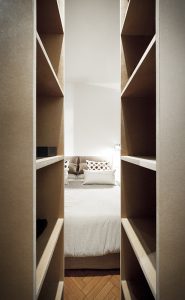 Filosofia Più risparmi sui metri quadri e sui materiali, più ti servono cura e inventiva. Soluzioni Il medium density, materiale duttile e versatile, è usato al posto di qualsiasi lavoro edile. Arredo disegnato e realizzato interamente su misura. Bagno caratterizzato dai colori con piastrelle monocrome. Pavimento preesistente in legno massello a spina di pesce restaurato con resina epossidica. Doccia in acciaio: gioco di linee del piatto a contrasto col cemento nudo a vista.