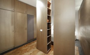 Filosofia Più risparmi sui metri quadri e sui materiali, più ti servono cura e inventiva. Soluzioni Il medium density, materiale duttile e versatile, è usato al posto di qualsiasi lavoro edile. Arredo disegnato e realizzato interamente su misura. Bagno caratterizzato dai colori con piastrelle monocrome. Pavimento preesistente in legno massello a spina di pesce restaurato con resina epossidica. Doccia in acciaio: gioco di linee del piatto a contrasto col cemento nudo a vista.