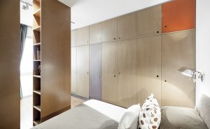 Filosofia Più risparmi sui metri quadri e sui materiali, più ti servono cura e inventiva. Soluzioni Il medium density, materiale duttile e versatile, è usato al posto di qualsiasi lavoro edile. Arredo disegnato e realizzato interamente su misura. Bagno caratterizzato dai colori con piastrelle monocrome. Pavimento preesistente in legno massello a spina di pesce restaurato con resina epossidica. Doccia in acciaio: gioco di linee del piatto a contrasto col cemento nudo a vista.