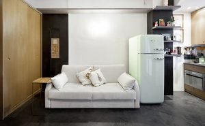 Filosofia Più risparmi sui metri quadri e sui materiali, più ti servono cura e inventiva. Soluzioni Il medium density, materiale duttile e versatile, è usato al posto di qualsiasi lavoro edile. Arredo disegnato e realizzato interamente su misura. Bagno caratterizzato dai colori con piastrelle monocrome. Pavimento preesistente in legno massello a spina di pesce restaurato con resina epossidica. Doccia in acciaio: gioco di linee del piatto a contrasto col cemento nudo a vista.