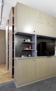 Filosofia Più risparmi sui metri quadri e sui materiali, più ti servono cura e inventiva. Soluzioni Il medium density, materiale duttile e versatile, è usato al posto di qualsiasi lavoro edile. Arredo disegnato e realizzato interamente su misura. Bagno caratterizzato dai colori con piastrelle monocrome. Pavimento preesistente in legno massello a spina di pesce restaurato con resina epossidica. Doccia in acciaio: gioco di linee del piatto a contrasto col cemento nudo a vista.
