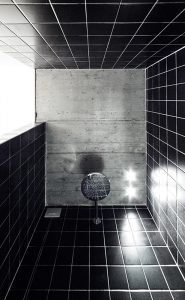 Filosofia Più risparmi sui metri quadri e sui materiali, più ti servono cura e inventiva. Soluzioni Il medium density, materiale duttile e versatile, è usato al posto di qualsiasi lavoro edile. Arredo disegnato e realizzato interamente su misura. Bagno caratterizzato dai colori con piastrelle monocrome. Pavimento preesistente in legno massello a spina di pesce restaurato con resina epossidica. Doccia in acciaio: gioco di linee del piatto a contrasto col cemento nudo a vista.