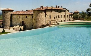 Un maniero privato in pietra del 1400 nei colli piacentini, Antichi mestieri. Cose antiche di grande valore culturale: la pietra, il legno, il lavoro a mano e tanto, tanto tempo per far le cose per bene. L’acqua. Per oltre mezzo millennio tutto il sistema castello – pozzo – fossati – parco ha funzionato come una valle: è restato è asciutto ciò che non doveva bagnarsi e l’acqua raccolta è stata preziosa. Abbiamo ripristinato tutto; compatibile con la moderna piscina nel parco. Dettagli. L’antico è composto da mille dettagli che l’occhio moderno è diseducato a cogliere. La cura restaurativa è fatta da questi dettagli, di cui si coglie l’insieme. Altro che pensare ai figli. Chi fa una casa normale pensa ai figli e forse ai nipoti. Un castello vive oltre: millenni; ma solo se lo si manutiene: esattamente adesso.