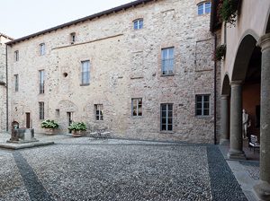 Un maniero privato in pietra del 1400 nei colli piacentini, Antichi mestieri. Cose antiche di grande valore culturale: la pietra, il legno, il lavoro a mano e tanto, tanto tempo per far le cose per bene. L’acqua. Per oltre mezzo millennio tutto il sistema castello – pozzo – fossati – parco ha funzionato come una valle: è restato è asciutto ciò che non doveva bagnarsi e l’acqua raccolta è stata preziosa. Abbiamo ripristinato tutto; compatibile con la moderna piscina nel parco. Dettagli. L’antico è composto da mille dettagli che l’occhio moderno è diseducato a cogliere. La cura restaurativa è fatta da questi dettagli, di cui si coglie l’insieme. Altro che pensare ai figli. Chi fa una casa normale pensa ai figli e forse ai nipoti. Un castello vive oltre: millenni; ma solo se lo si manutiene: esattamente adesso.