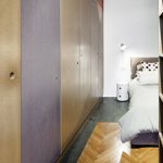 Filosofia Più risparmi sui metri quadri e sui materiali, più ti servono cura e inventiva. Soluzioni Il medium density, materiale duttile e versatile, è usato al posto di qualsiasi lavoro edile. Arredo disegnato e realizzato interamente su misura. Bagno caratterizzato dai colori con piastrelle monocrome. Pavimento preesistente in legno massello a spina di pesce restaurato con resina epossidica. Doccia in acciaio: gioco di linee del piatto a contrasto col cemento nudo a vista.