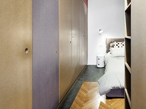 Filosofia Più risparmi sui metri quadri e sui materiali, più ti servono cura e inventiva. Soluzioni Il medium density, materiale duttile e versatile, è usato al posto di qualsiasi lavoro edile. Arredo disegnato e realizzato interamente su misura. Bagno caratterizzato dai colori con piastrelle monocrome. Pavimento preesistente in legno massello a spina di pesce restaurato con resina epossidica. Doccia in acciaio: gioco di linee del piatto a contrasto col cemento nudo a vista.