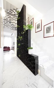 Casa su 3 livelli nel cuore della città, Se abiti in una casa su più livelli, la scala è molto più importante di quel che sembra. la scala Unisce tutti gli ambienti e diventa “personaggio”: filtro, decoro, connessione, cambiamento continuo dei punti di vista. Arredi sono Pezzi preziosi ed elementi moderni si valorizzano a vicenda. all' Ultimo piano La camera padronale, luogo di relax e funzionalità; la vasca da bagno permette di galleggiare nella speciale luce della mansarda Giardino nascosto. Sta sopra al resto della casa, pavimento in legno, gioco di luci.