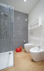 Casa su 3 livelli nel cuore della città, Se abiti in una casa su più livelli, la scala è molto più importante di quel che sembra. la scala Unisce tutti gli ambienti e diventa “personaggio”: filtro, decoro, connessione, cambiamento continuo dei punti di vista. Arredi sono Pezzi preziosi ed elementi moderni si valorizzano a vicenda. all' Ultimo piano La camera padronale, luogo di relax e funzionalità; la vasca da bagno permette di galleggiare nella speciale luce della mansarda Giardino nascosto. Sta sopra al resto della casa, pavimento in legno, gioco di luci.