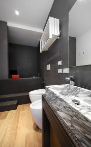 Casa su 3 livelli nel cuore della città, Se abiti in una casa su più livelli, la scala è molto più importante di quel che sembra. la scala Unisce tutti gli ambienti e diventa “personaggio”: filtro, decoro, connessione, cambiamento continuo dei punti di vista. Arredi sono Pezzi preziosi ed elementi moderni si valorizzano a vicenda. all' Ultimo piano La camera padronale, luogo di relax e funzionalità; la vasca da bagno permette di galleggiare nella speciale luce della mansarda Giardino nascosto. Sta sopra al resto della casa, pavimento in legno, gioco di luci.