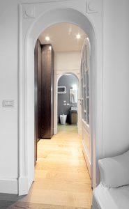 Casa su 3 livelli nel cuore della città, Se abiti in una casa su più livelli, la scala è molto più importante di quel che sembra. la scala Unisce tutti gli ambienti e diventa “personaggio”: filtro, decoro, connessione, cambiamento continuo dei punti di vista. Arredi sono Pezzi preziosi ed elementi moderni si valorizzano a vicenda. all' Ultimo piano La camera padronale, luogo di relax e funzionalità; la vasca da bagno permette di galleggiare nella speciale luce della mansarda Giardino nascosto. Sta sopra al resto della casa, pavimento in legno, gioco di luci.