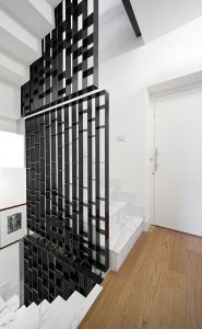 Casa su 3 livelli nel cuore della città, Se abiti in una casa su più livelli, la scala è molto più importante di quel che sembra. la scala Unisce tutti gli ambienti e diventa “personaggio”: filtro, decoro, connessione, cambiamento continuo dei punti di vista. Arredi sono Pezzi preziosi ed elementi moderni si valorizzano a vicenda. all' Ultimo piano La camera padronale, luogo di relax e funzionalità; la vasca da bagno permette di galleggiare nella speciale luce della mansarda Giardino nascosto. Sta sopra al resto della casa, pavimento in legno, gioco di luci.