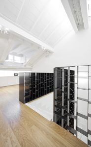 Casa su 3 livelli nel cuore della città, Se abiti in una casa su più livelli, la scala è molto più importante di quel che sembra. la scala Unisce tutti gli ambienti e diventa “personaggio”: filtro, decoro, connessione, cambiamento continuo dei punti di vista. Arredi sono Pezzi preziosi ed elementi moderni si valorizzano a vicenda. all' Ultimo piano La camera padronale, luogo di relax e funzionalità; la vasca da bagno permette di galleggiare nella speciale luce della mansarda Giardino nascosto. Sta sopra al resto della casa, pavimento in legno, gioco di luci.