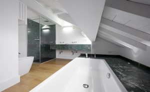 Casa su 3 livelli nel cuore della città, Se abiti in una casa su più livelli, la scala è molto più importante di quel che sembra. la scala Unisce tutti gli ambienti e diventa “personaggio”: filtro, decoro, connessione, cambiamento continuo dei punti di vista. Arredi sono Pezzi preziosi ed elementi moderni si valorizzano a vicenda. all' Ultimo piano La camera padronale, luogo di relax e funzionalità; la vasca da bagno permette di galleggiare nella speciale luce della mansarda Giardino nascosto. Sta sopra al resto della casa, pavimento in legno, gioco di luci.