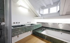 Casa su 3 livelli nel cuore della città, Se abiti in una casa su più livelli, la scala è molto più importante di quel che sembra. la scala Unisce tutti gli ambienti e diventa “personaggio”: filtro, decoro, connessione, cambiamento continuo dei punti di vista. Arredi sono Pezzi preziosi ed elementi moderni si valorizzano a vicenda. all' Ultimo piano La camera padronale, luogo di relax e funzionalità; la vasca da bagno permette di galleggiare nella speciale luce della mansarda Giardino nascosto. Sta sopra al resto della casa, pavimento in legno, gioco di luci.