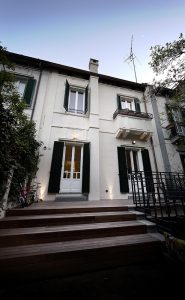 Casa su 3 livelli nel cuore della città, Se abiti in una casa su più livelli, la scala è molto più importante di quel che sembra. la scala Unisce tutti gli ambienti e diventa “personaggio”: filtro, decoro, connessione, cambiamento continuo dei punti di vista. Arredi sono Pezzi preziosi ed elementi moderni si valorizzano a vicenda. all' Ultimo piano La camera padronale, luogo di relax e funzionalità; la vasca da bagno permette di galleggiare nella speciale luce della mansarda Giardino nascosto. Sta sopra al resto della casa, pavimento in legno, gioco di luci.