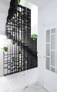 Casa su 3 livelli nel cuore della città, Se abiti in una casa su più livelli, la scala è molto più importante di quel che sembra. la scala Unisce tutti gli ambienti e diventa “personaggio”: filtro, decoro, connessione, cambiamento continuo dei punti di vista. Arredi sono Pezzi preziosi ed elementi moderni si valorizzano a vicenda. all' Ultimo piano La camera padronale, luogo di relax e funzionalità; la vasca da bagno permette di galleggiare nella speciale luce della mansarda Giardino nascosto. Sta sopra al resto della casa, pavimento in legno, gioco di luci.