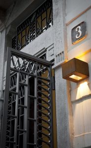 Casa su 3 livelli nel cuore della città, Se abiti in una casa su più livelli, la scala è molto più importante di quel che sembra. la scala Unisce tutti gli ambienti e diventa “personaggio”: filtro, decoro, connessione, cambiamento continuo dei punti di vista. Arredi sono Pezzi preziosi ed elementi moderni si valorizzano a vicenda. all' Ultimo piano La camera padronale, luogo di relax e funzionalità; la vasca da bagno permette di galleggiare nella speciale luce della mansarda Giardino nascosto. Sta sopra al resto della casa, pavimento in legno, gioco di luci.