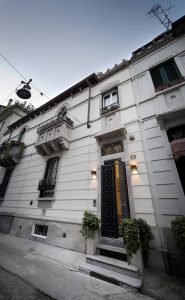 Casa su 3 livelli nel cuore della città, Se abiti in una casa su più livelli, la scala è molto più importante di quel che sembra. la scala Unisce tutti gli ambienti e diventa “personaggio”: filtro, decoro, connessione, cambiamento continuo dei punti di vista. Arredi sono Pezzi preziosi ed elementi moderni si valorizzano a vicenda. all' Ultimo piano La camera padronale, luogo di relax e funzionalità; la vasca da bagno permette di galleggiare nella speciale luce della mansarda Giardino nascosto. Sta sopra al resto della casa, pavimento in legno, gioco di luci.