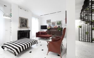Casa su 3 livelli nel cuore della città, Se abiti in una casa su più livelli, la scala è molto più importante di quel che sembra. la scala Unisce tutti gli ambienti e diventa “personaggio”: filtro, decoro, connessione, cambiamento continuo dei punti di vista. Arredi sono Pezzi preziosi ed elementi moderni si valorizzano a vicenda. all' Ultimo piano La camera padronale, luogo di relax e funzionalità; la vasca da bagno permette di galleggiare nella speciale luce della mansarda Giardino nascosto. Sta sopra al resto della casa, pavimento in legno, gioco di luci.