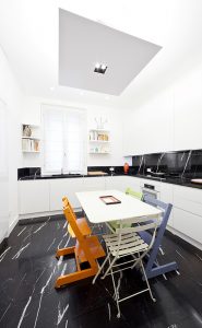Casa su 3 livelli nel cuore della città, Se abiti in una casa su più livelli, la scala è molto più importante di quel che sembra. la scala Unisce tutti gli ambienti e diventa “personaggio”: filtro, decoro, connessione, cambiamento continuo dei punti di vista. Arredi sono Pezzi preziosi ed elementi moderni si valorizzano a vicenda. all' Ultimo piano La camera padronale, luogo di relax e funzionalità; la vasca da bagno permette di galleggiare nella speciale luce della mansarda Giardino nascosto. Sta sopra al resto della casa, pavimento in legno, gioco di luci.