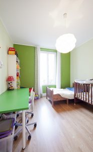 Casa su 3 livelli nel cuore della città, Se abiti in una casa su più livelli, la scala è molto più importante di quel che sembra. la scala Unisce tutti gli ambienti e diventa “personaggio”: filtro, decoro, connessione, cambiamento continuo dei punti di vista. Arredi sono Pezzi preziosi ed elementi moderni si valorizzano a vicenda. all' Ultimo piano La camera padronale, luogo di relax e funzionalità; la vasca da bagno permette di galleggiare nella speciale luce della mansarda Giardino nascosto. Sta sopra al resto della casa, pavimento in legno, gioco di luci.