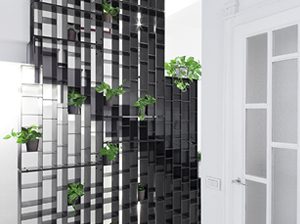 Casa su 3 livelli nel cuore della città, Se abiti in una casa su più livelli, la scala è molto più importante di quel che sembra. la scala Unisce tutti gli ambienti e diventa “personaggio”: filtro, decoro, connessione, cambiamento continuo dei punti di vista. Arredi sono Pezzi preziosi ed elementi moderni si valorizzano a vicenda. all' Ultimo piano La camera padronale, luogo di relax e funzionalità; la vasca da bagno permette di galleggiare nella speciale luce della mansarda Giardino nascosto. Sta sopra al resto della casa, pavimento in legno, gioco di luci.
