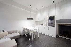 Ristrutturazione di piccolo appartamento nel cuore di Milano, tutto è realizzato con un unico arredo su misura che permette di sfruttare al meglio i piccoli spazi, trasformazione e trasformabilità le parole d'ordine, bianco e rosso, cucina a vista, interior design