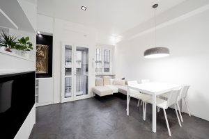 Ristrutturazione di piccolo appartamento nel cuore di Milano, tutto è realizzato con un unico arredo su misura che permette di sfruttare al meglio i piccoli spazi, trasformazione e trasformabilità le parole d'ordine, bianco e rosso, cucina a vista, interior design