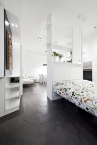 Ristrutturazione di piccolo appartamento nel cuore di Milano, tutto è realizzato con un unico arredo su misura che permette di sfruttare al meglio i piccoli spazi, trasformazione e trasformabilità le parole d'ordine, bianco e rosso, cucina a vista, interior design