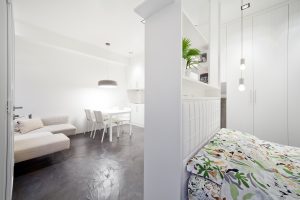 Ristrutturazione di piccolo appartamento nel cuore di Milano, tutto è realizzato con un unico arredo su misura che permette di sfruttare al meglio i piccoli spazi, trasformazione e trasformabilità le parole d'ordine, bianco e rosso, cucina a vista, interior design