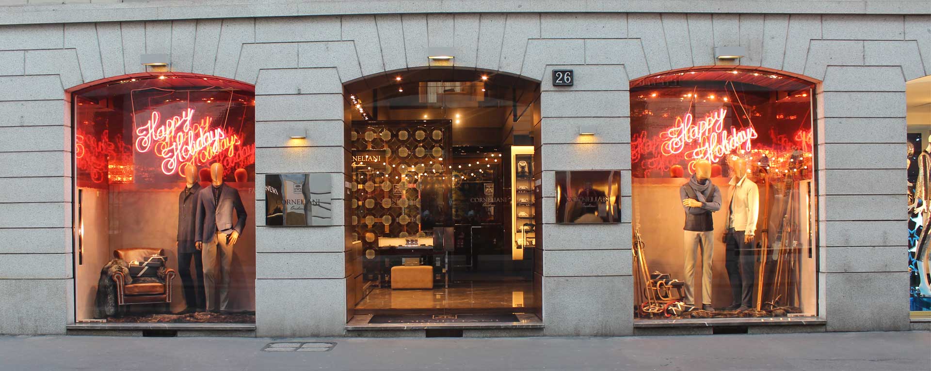 Roso e oro per la vetrina di Corneliani a Milano