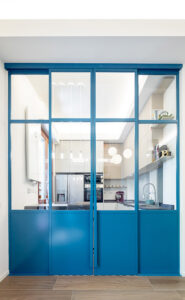 la porta in ferro e vetro della cucina