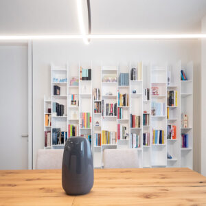 La libreria della sala da pranzo