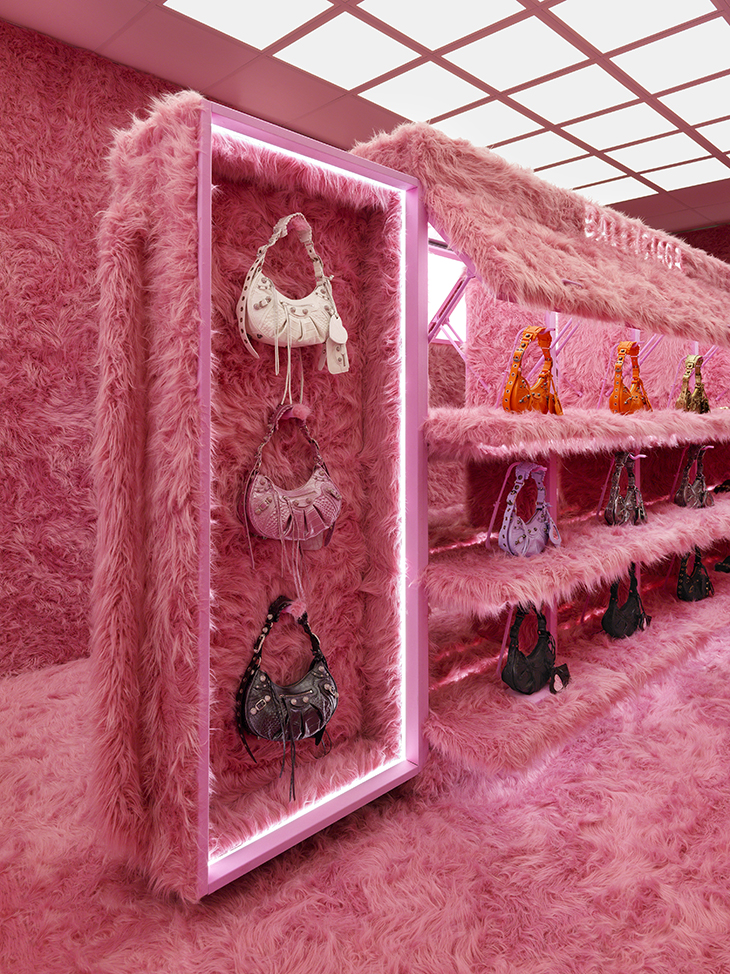 https://i.ibb.co/zJNFgBm/Balenciaga-a-Londra-un-pop-up-store-in-eco-pelliccia-rosa-5.jpg